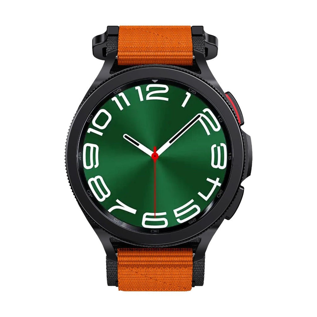 Montre noire Garmin avec bracelet orange en nylon réglable, cadran rond vert style sport outdoor.