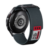 Bracelet Garmin nylon gris foncé ultra solide avec patchs rouges et blancs, boucle réglable, style sport outdoor.