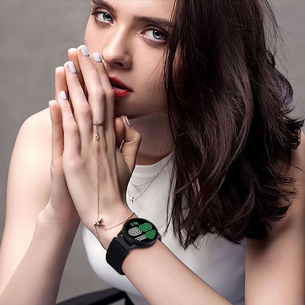 Bracelet Garmin noir en nylon avec boucle scratch, style sport ultraléger et confortable sur poignet féminin.