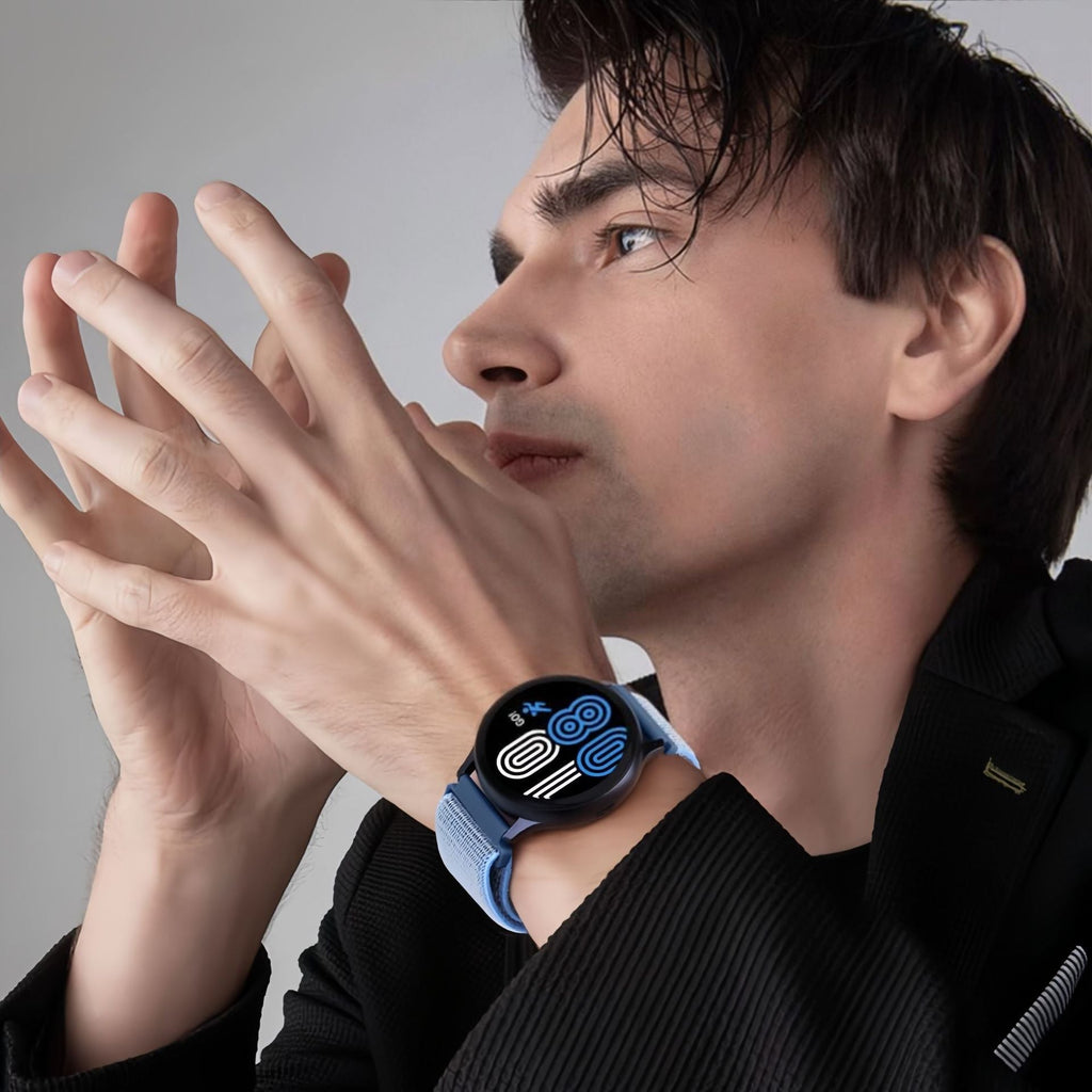 Montre Garmin avec bracelet en nylon bleu clair, boucle scratch noire, style sport léger et confortable.