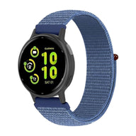 Bracelet montre Garmin bleu en nylon tissé avec boucle scratch noire ultra légère, style sport confortable.