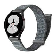 Bracelet montre nylon gris clair à boucle scratch, style sport léger et confortable, compatible Garmin.