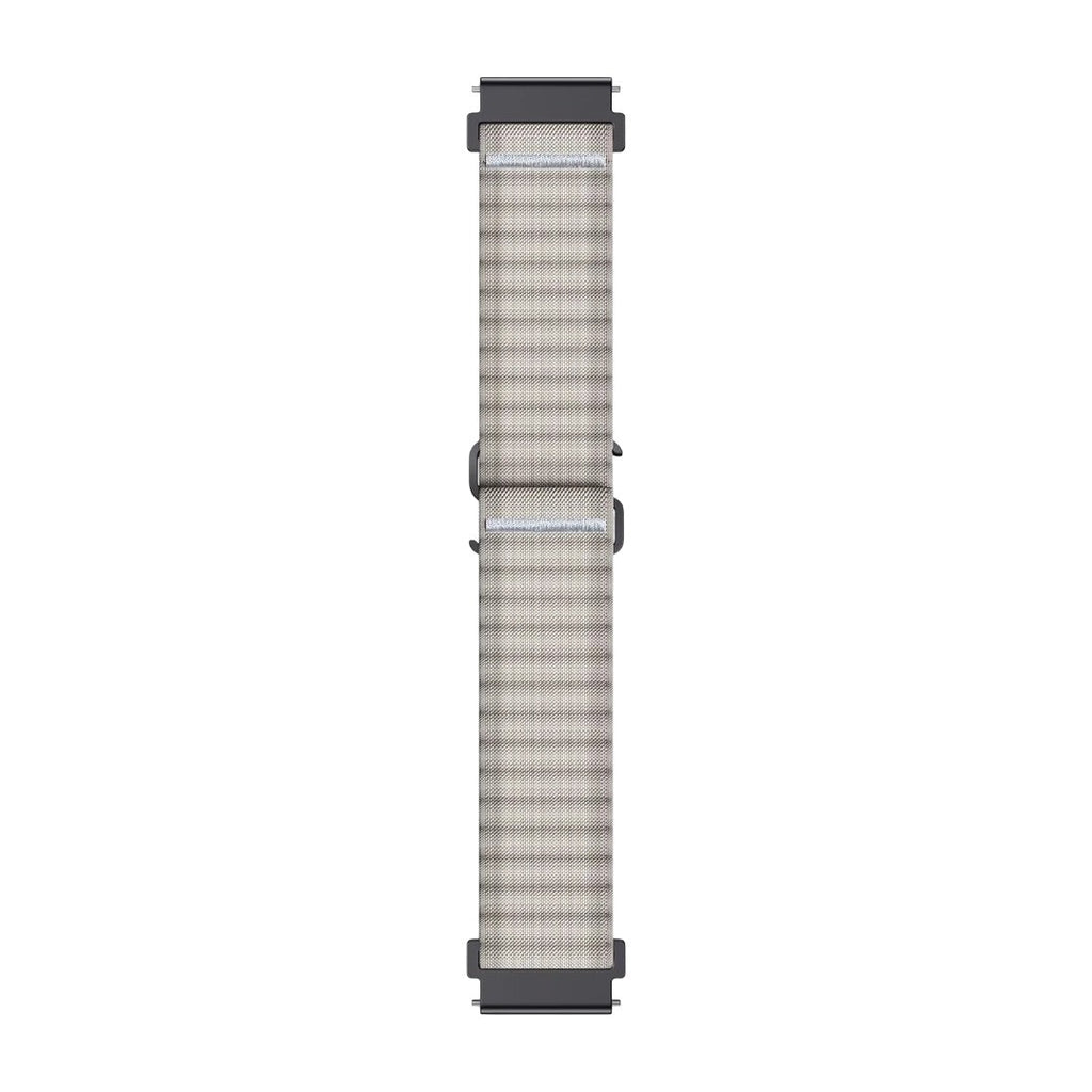 Bracelet montre Garmin en nylon ondulé beige clair avec système de dégagement rapide et boucle métal argenté.
