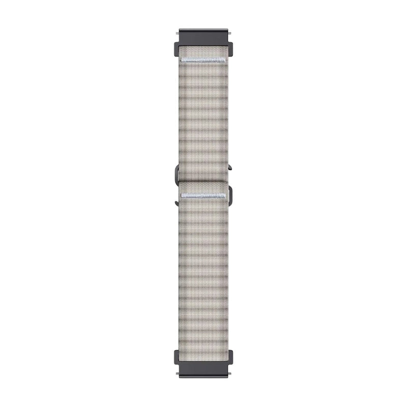 Bracelet montre Garmin en nylon ondulé beige clair avec système de dégagement rapide et boucle métal argenté.