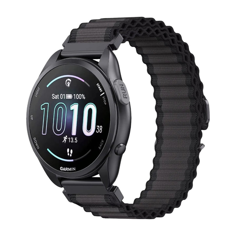 Bracelet en nylon ondulé noir pour montre connectée Garmin, style sportif et outdoor, larges maillons texturés.