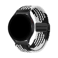 Bracelet Garmin tressé en nylon noir et blanc avec fermoir magnétique noir pour montre connectée.