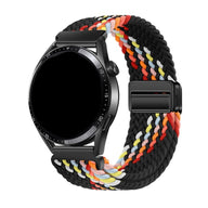 Bracelet tressé en nylon multicolore noir, blanc, rouge, orange et jaune avec fermoir magnétique noir pour montre connectée.