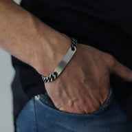Bracelet gourmette mixte en acier inoxydable anthracite avec plaque lisse personnalisable.