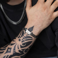 Bracelet gourmette anthracite en acier inoxydable avec plaque personnalisée et chaîne épaisse, modèle mixte Quinn.