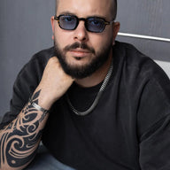 Bracelet gourmette en acier inoxydable anthracite, chaîne fine, style mixte, porté au poignet homme.