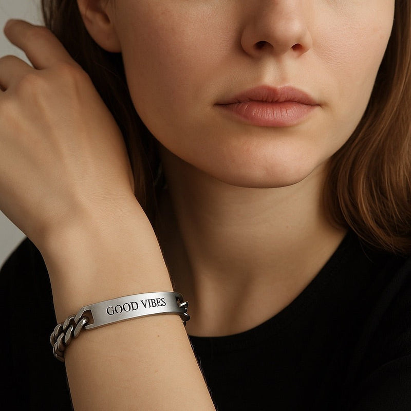 Bracelet gourmette anthracite en acier inoxydable avec plaque gravée "GOOD VIBES".