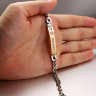 Bracelet gourmette en acier inoxydable argenté avec pierre zirconium et gravure personnalisée, modèle Caro.