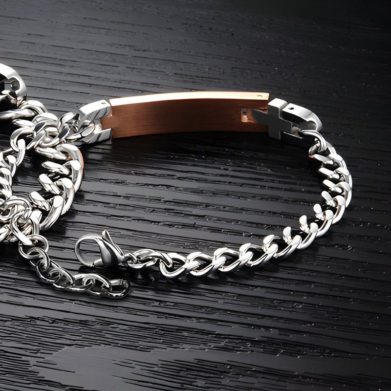 Bracelet gourmette féminin en acier inoxydable rose avec plaque lisse et chaîne argentée fine.