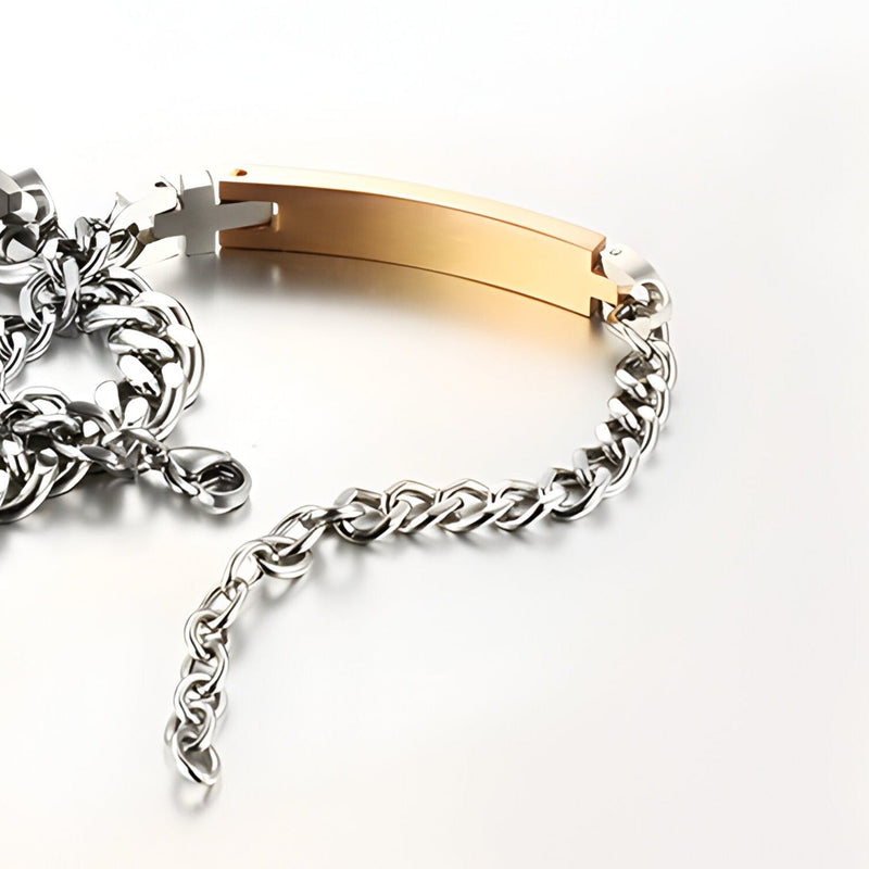 Bracelet gourmette argenté en acier inoxydable avec plaque personnalisable lisse et chaîne robuste.