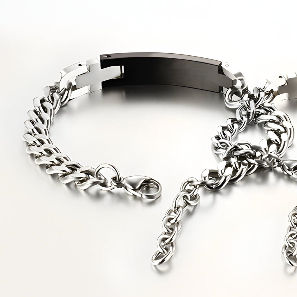 Bracelet gourmette homme en acier inoxydable argent avec plaque noire et fermoir lobster.