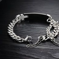 Bracelet gourmette en acier inoxydable argenté avec plaque noire et fermoir mousqueton.
