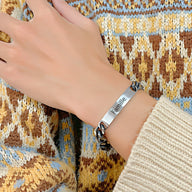 Bracelet gourmette en acier inoxydable argenté avec maille cubaine et plaque personnalisée gravée "Famille".