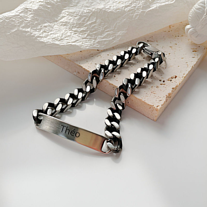 Bracelet gourmette en acier inoxydable argenté à maille cubaine avec plaque gravée prénom Théo.