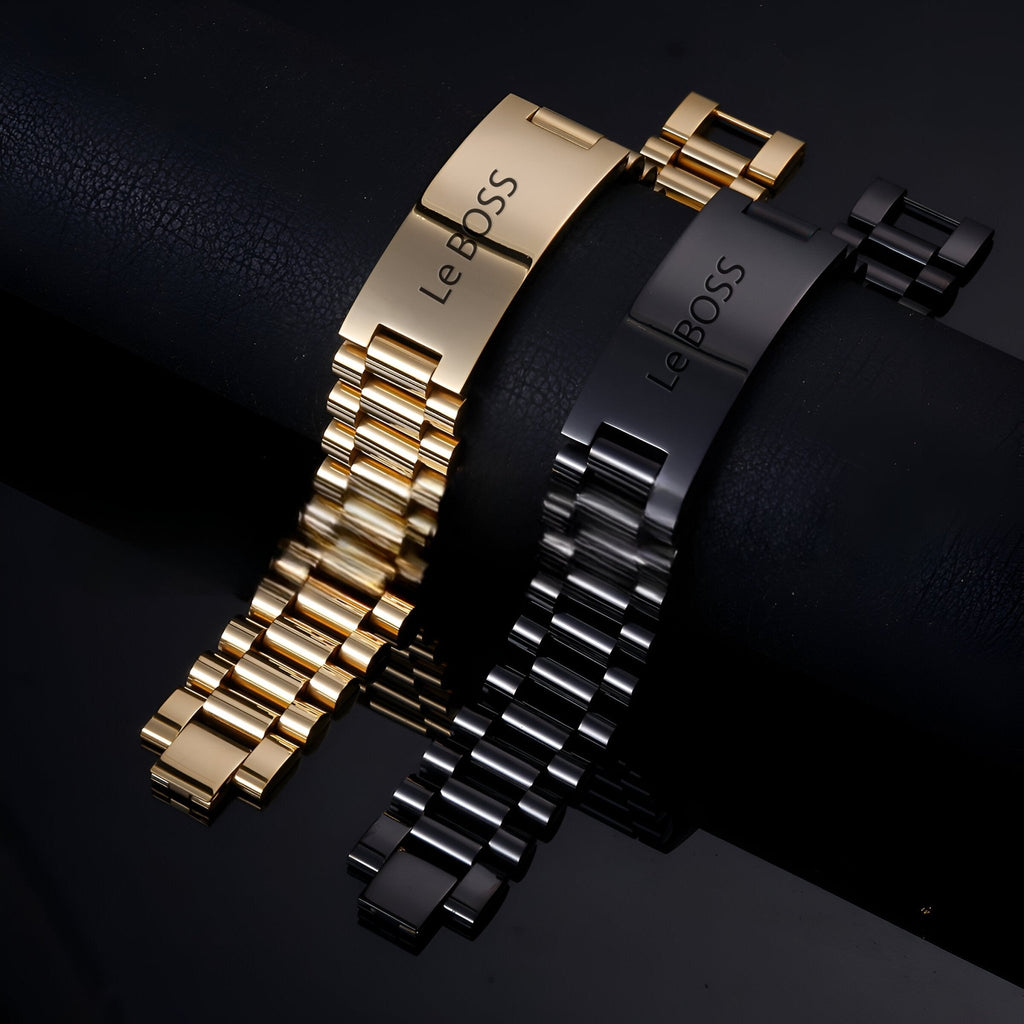 Bracelet gourmette épaisse en acier inoxydable doré avec gravure Le Boss et bracelet noir mat assorti.