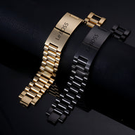 Bracelet gourmette épaisse en acier inoxydable doré avec gravure Le Boss et bracelet noir mat assorti.