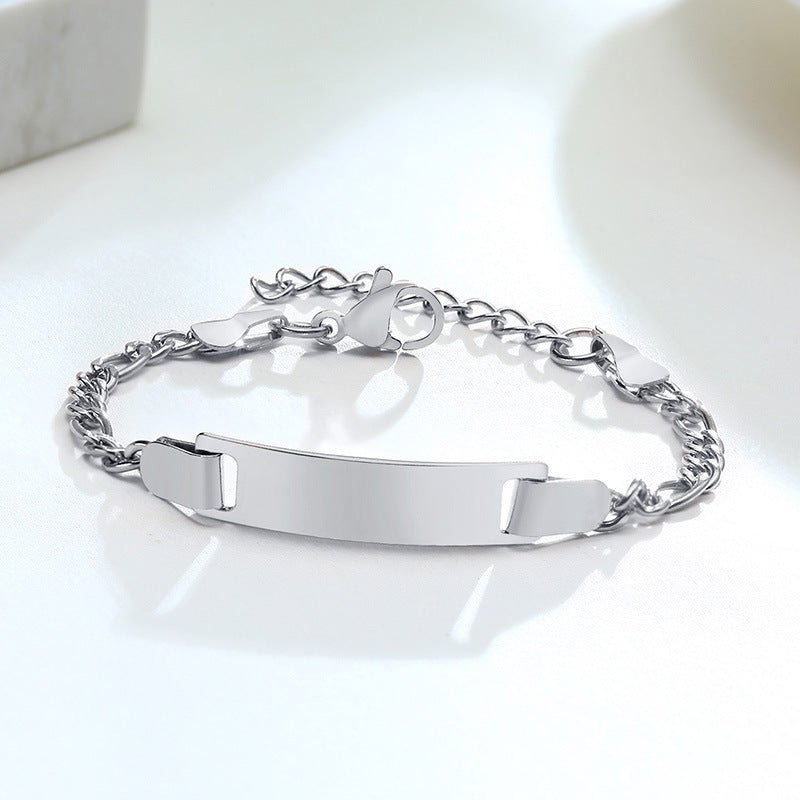 Bracelet gourmette en acier inoxydable argenté, maille figaro, plaque lisse à graver, fermoir ajustable.