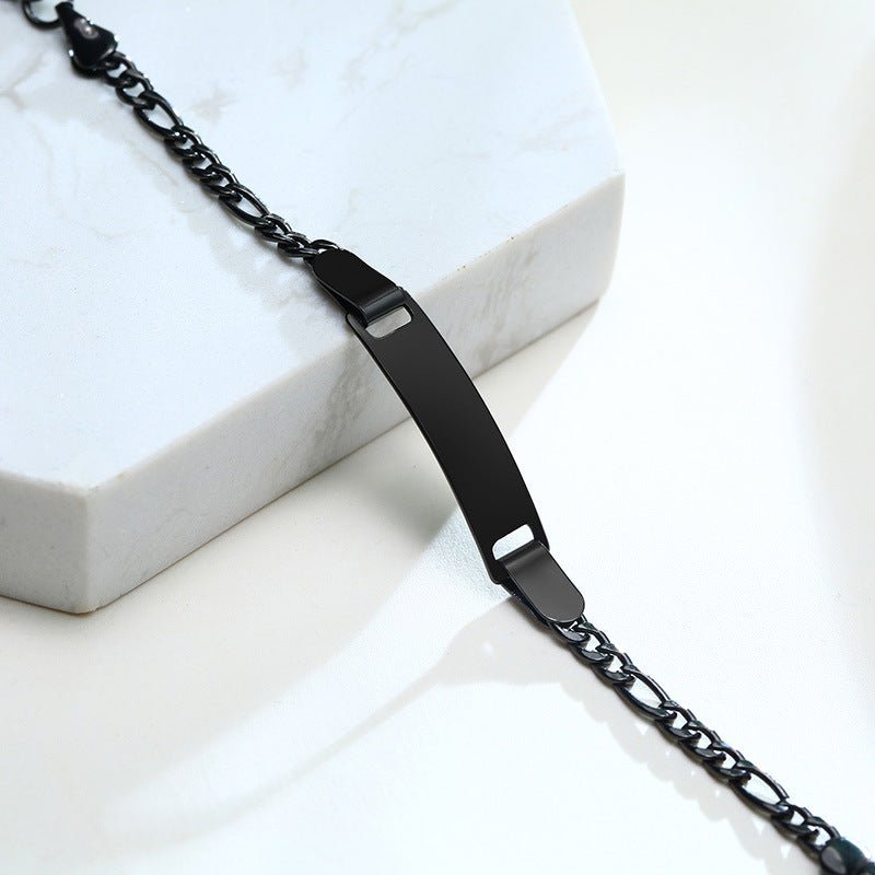Bracelet gourmette noir en acier inoxydable avec plaque lisse et maille figaro fine.