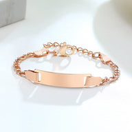Bracelet gourmette en acier inoxydable or rosé avec maille figaro et plaque lisse personnalisable.