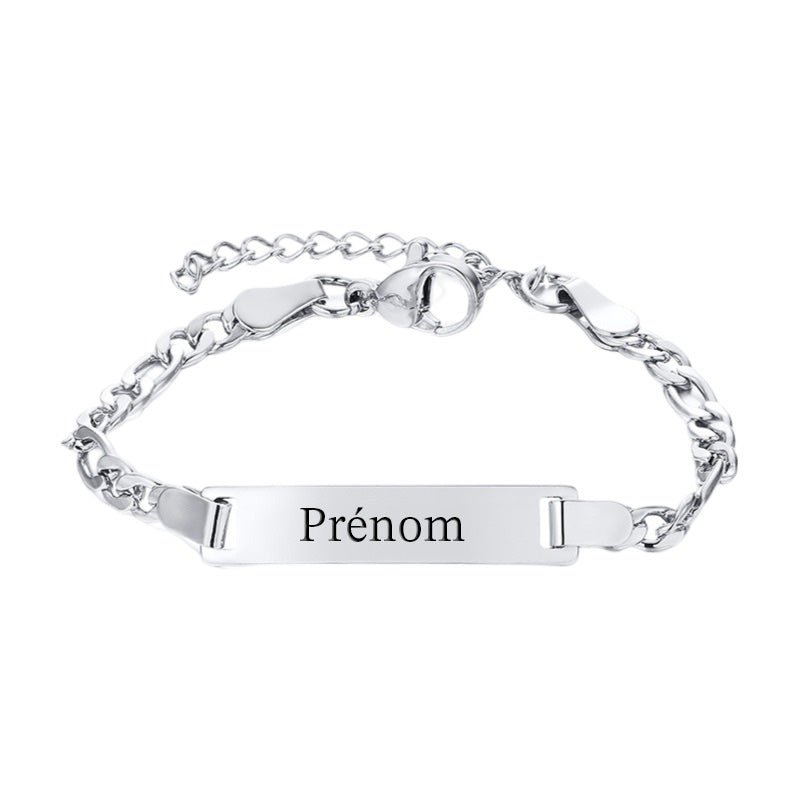Bracelet gourmette argenté en acier inoxydable avec plaque personnalisable et maille figaro fine.