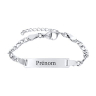 Bracelet gourmette argenté en acier inoxydable avec plaque personnalisable et maille figaro fine.