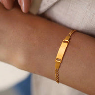 Bracelet gourmette en acier inoxydable doré, maille figaro, plaque lisse personnalisable.