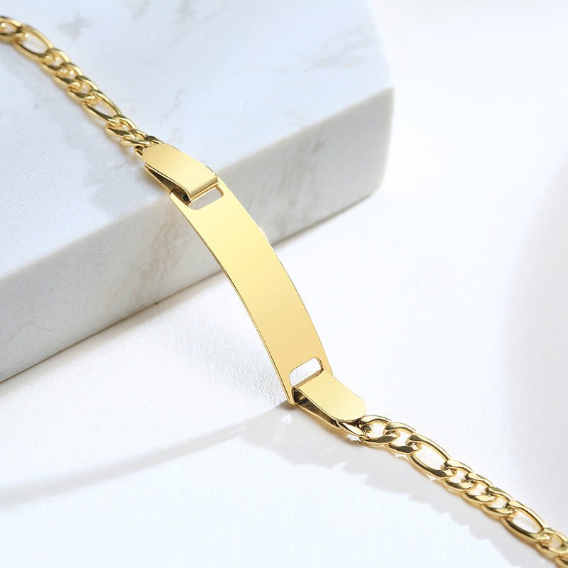 Bracelet gourmette en acier inoxydable doré, maille figaro avec plaque lisse personnalisable.