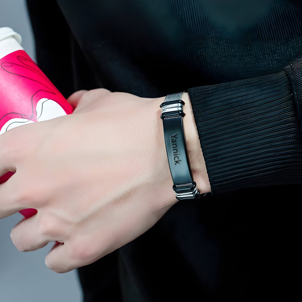 Bracelet gourmette homme en acier inoxydable noir avec plaque personnalisée sur maille milanaise.