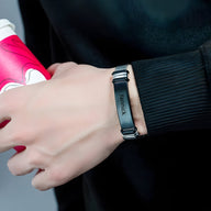 Bracelet gourmette homme en acier inoxydable noir avec plaque personnalisée sur maille milanaise.