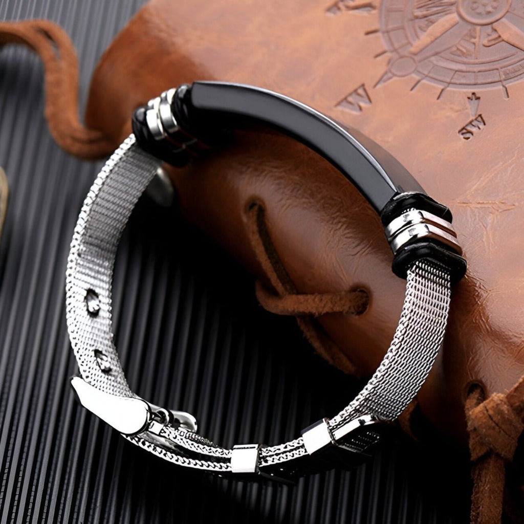 Bracelet gourmette homme en acier inoxydable, maille milanaise argentée avec plaque noire et fermoir sécurisé.