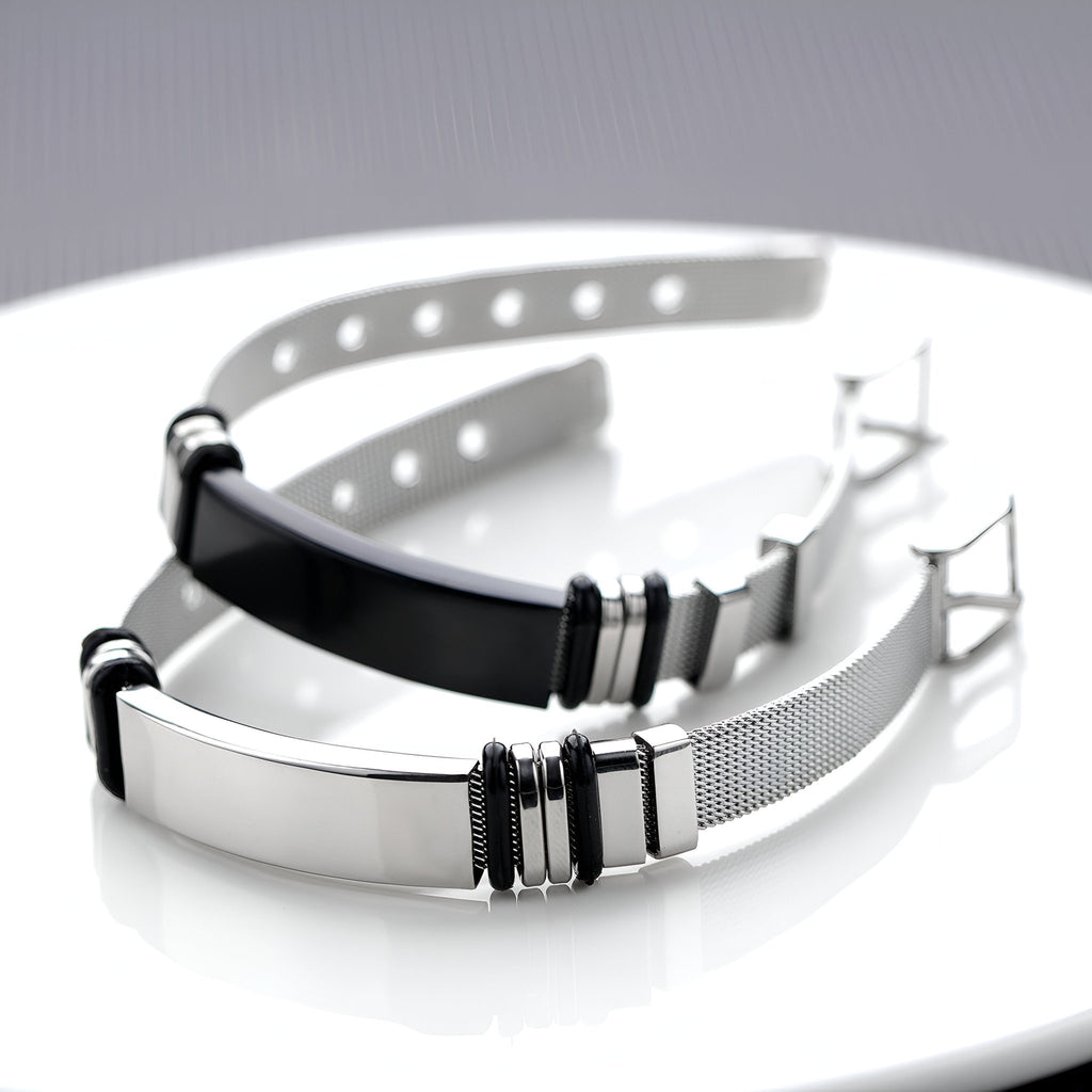 Bracelet gourmette homme acier inoxydable maille milanaise argent et noir, détail anneaux noirs.