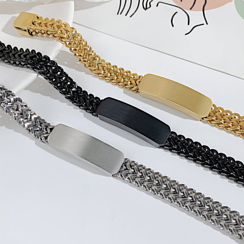Trois bracelets gourmette en acier inoxydable, maille spiga, avec plaques personnalisables en or, noir et argent.