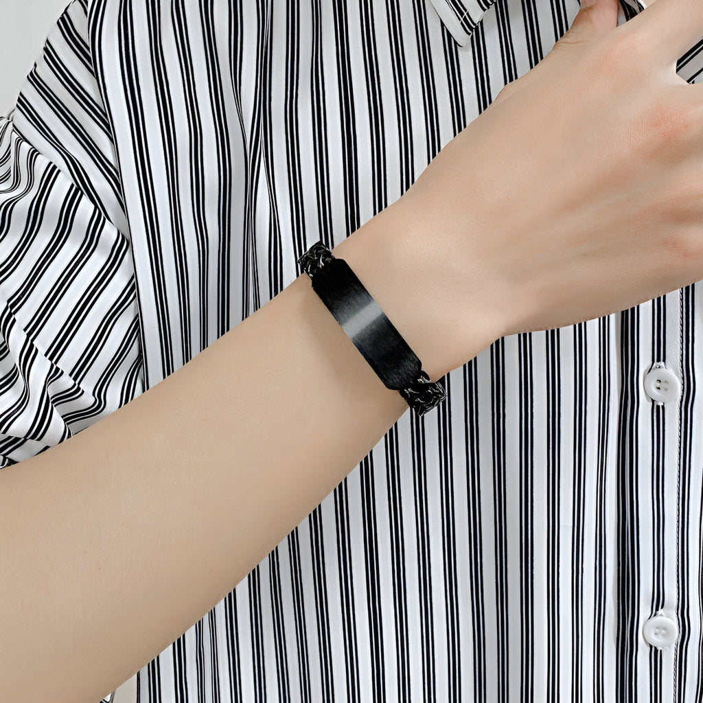 Bracelet gourmette noir en acier inoxydable avec maille spiga et plaque personnalisable pour homme.