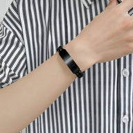 Bracelet gourmette noir en acier inoxydable avec maille spiga et plaque personnalisable pour homme.