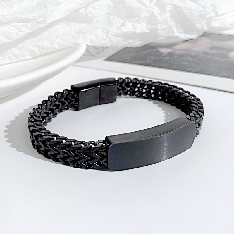 Bracelet gourmette noir en acier inoxydable avec maille spiga et plaque personnalisable pour homme.