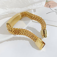 Bracelet gourmette homme en acier inoxydable doré, maille spiga, fermoir large lisse.