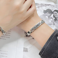 Bracelet gourmette en acier inoxydable argenté avec plaque gravée, style mixte et design épuré.