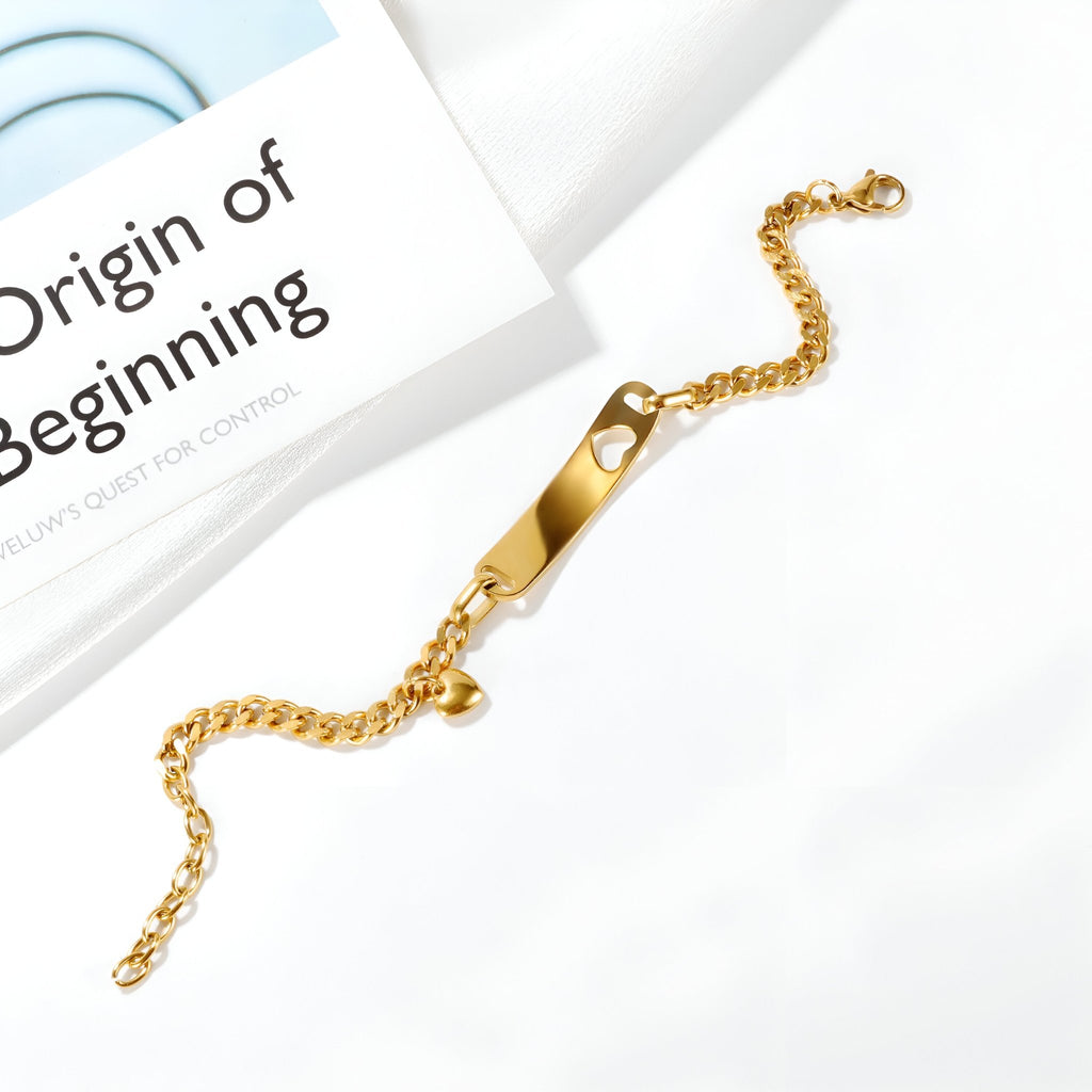 Bracelet gourmette en acier inoxydable doré avec plaque fine et motif cœur découpé.