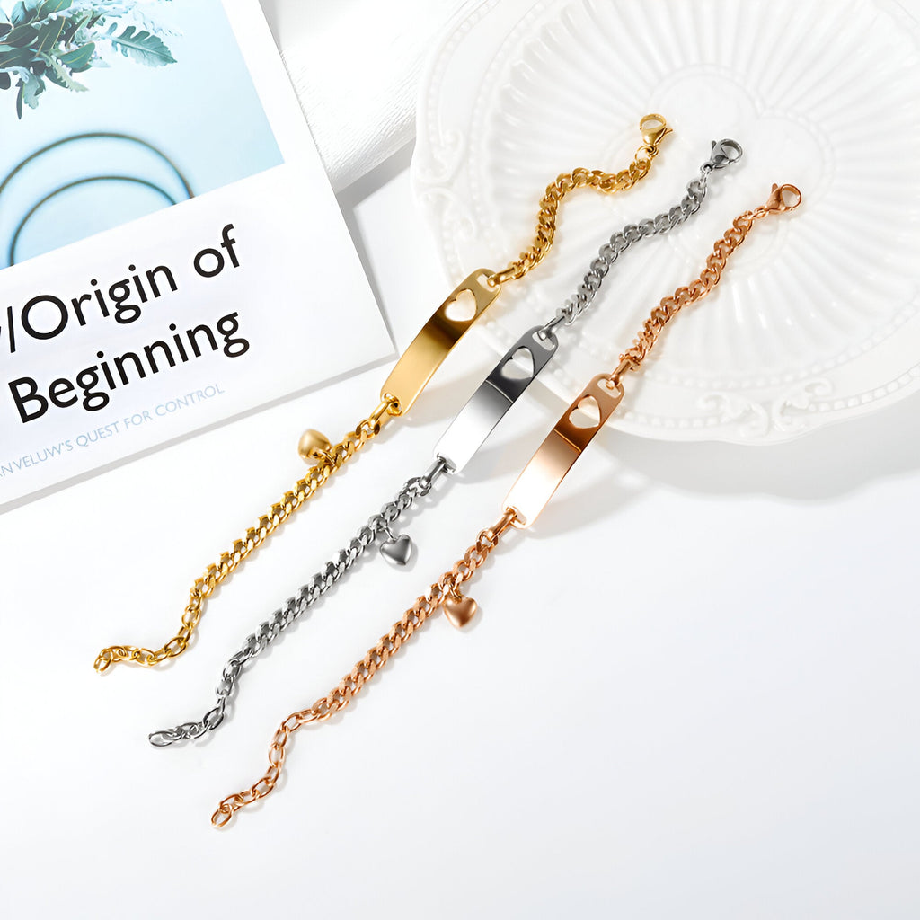 Trois bracelets gourmette personnalisés en acier inoxydable, motifs cœur, finition or, argent et or rosé.