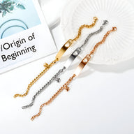 Trois bracelets gourmette personnalisés en acier inoxydable, motifs cœur, finition or, argent et or rosé.