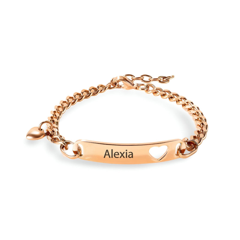 Bracelet gourmette or rosé en acier inoxydable avec plaque gravée "Alexia" et cœur découpé.