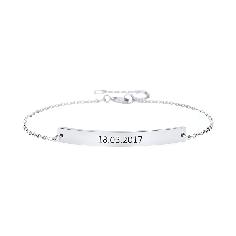 Bracelet gourmette argent fin avec plaque gravée et chaîne délicate en acier inoxydable.