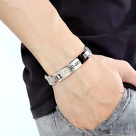 Bracelet magnétique argenté en acier inoxydable avec gravure personnalisée "30 ans" et fermoir sécurisé.