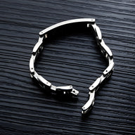 Bracelet magnétique en acier inoxydable argenté, maille plate articulée, finition lisse et brillante.