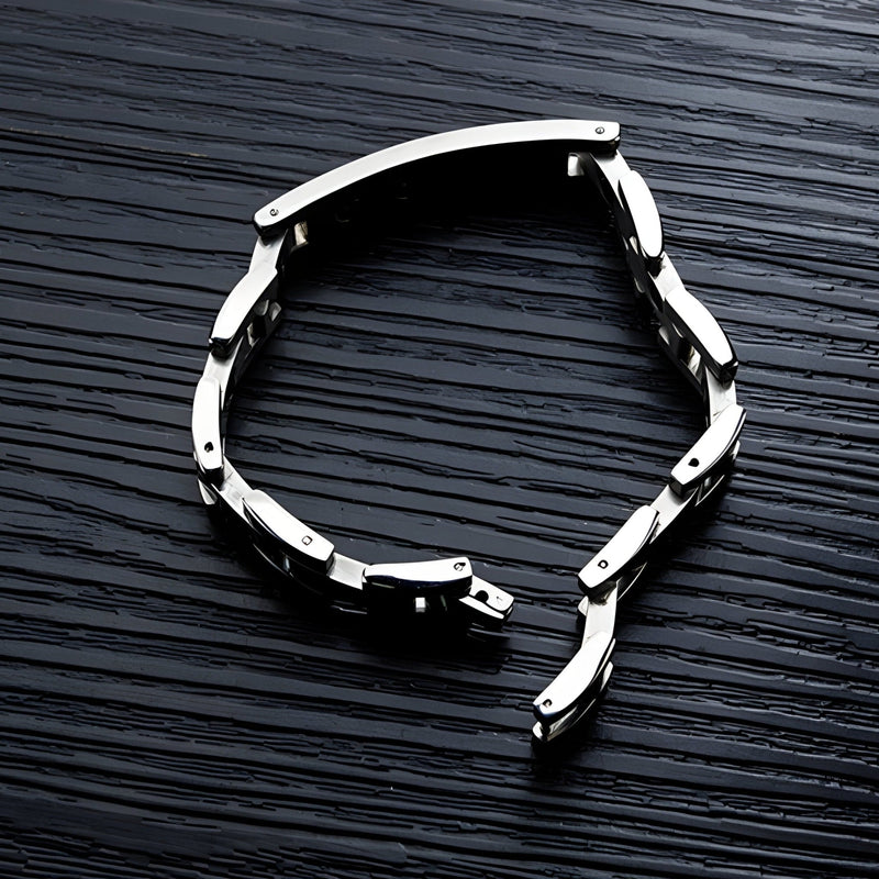 Bracelet magnétique en acier inoxydable argenté, maille plate articulée, finition lisse et brillante.