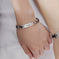 Bracelet magnétique en acier inoxydable argenté personnalisé avec pierre zirconium et gravure "Lisa".